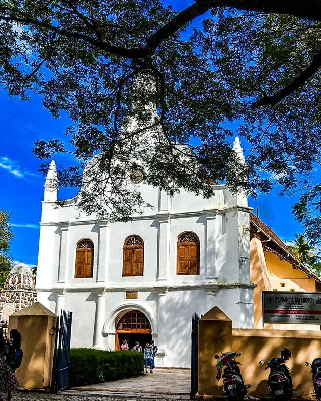 La iglesia de San Francisco de Fort Kochi entre los arboles