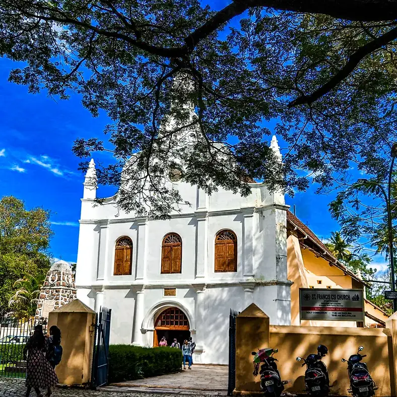 La iglesia de San Francisco de Fort Kochi entre los arboles