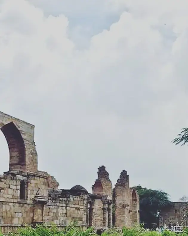 Ruinas de piedra del complejo de Qutb, Delhi