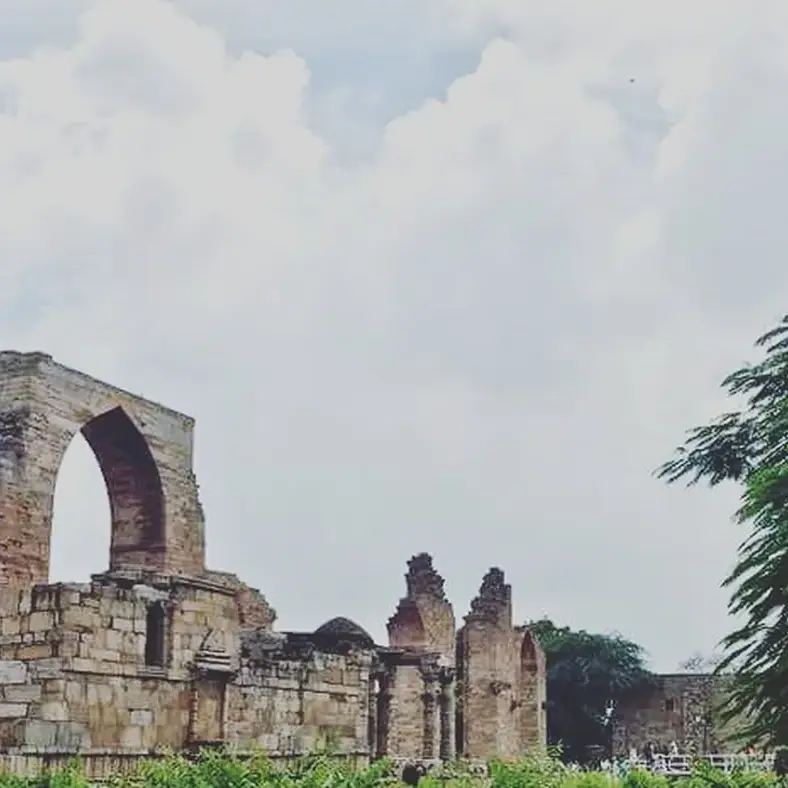 Ruinas de piedra del complejo de Qutb, Delhi